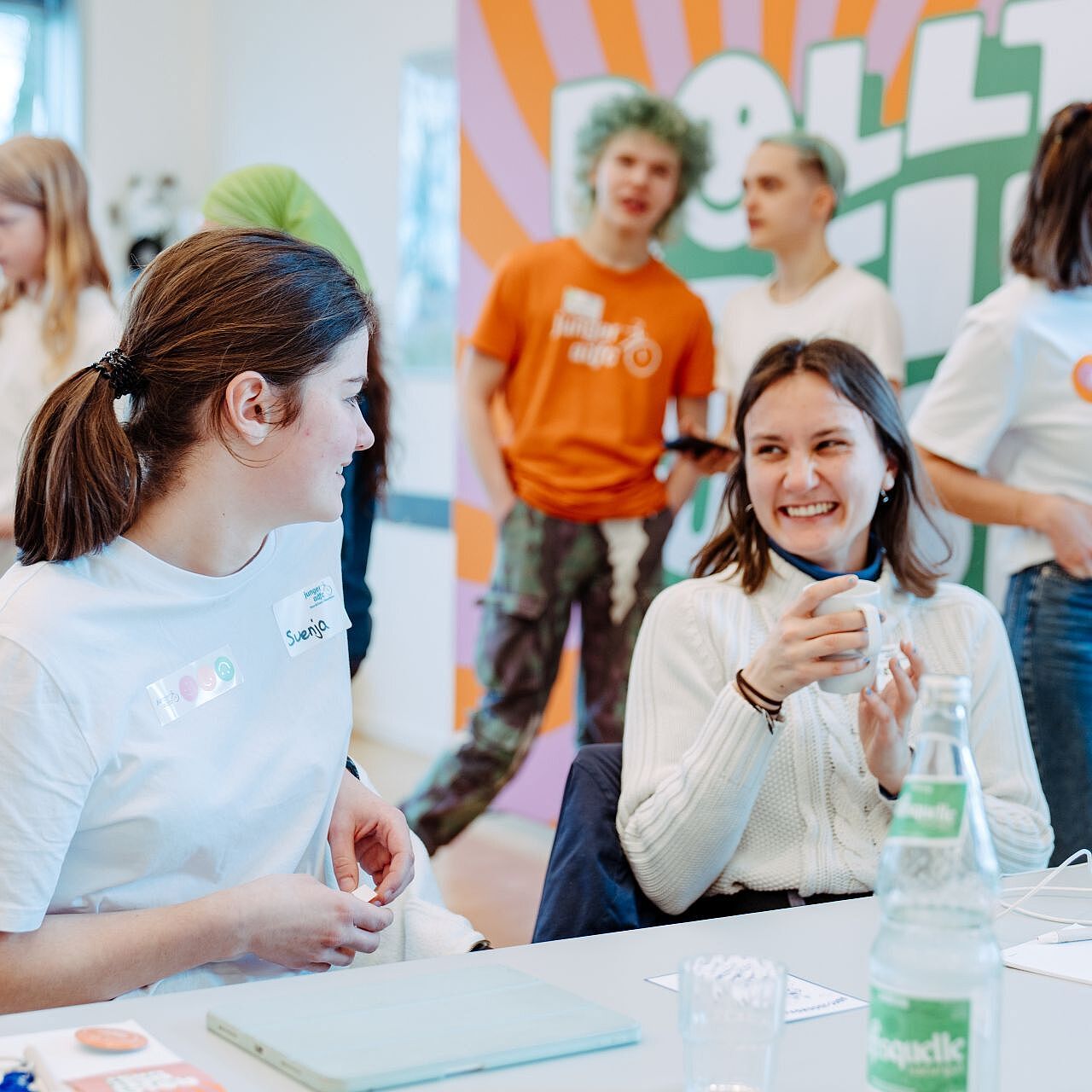Zwei Teilnehmerinnen im Gespräch bei der Landesjugendversammlung 2026