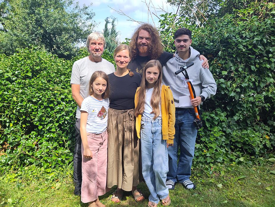 60.000_Mitglied__Wuppertal__ADFC_NRW__1 Glückwunsch zur Mitgliedschaft im ADFC. Familie Tesche ist das 60.000 Mitglied im ADFC NRW. (vlnr. Peter Hopfe ADFC Wuppertale, Ava, Elena, Orell, Edda und Titus Tesche.)