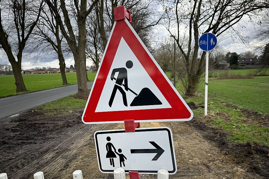 "Wie viele Kilometer der Radwege an Landesstraßen müssen saniert werden?" fragt der Fahrrad-Club ADFC NRW.. Ein Baustellenschild an einem Radweg.