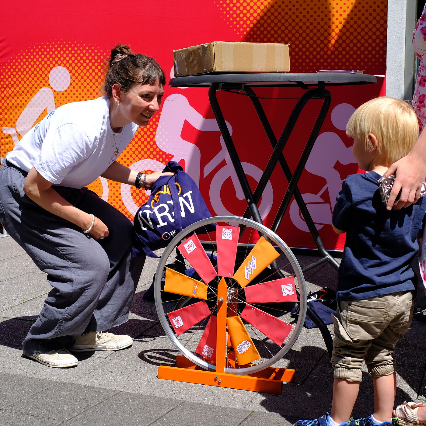 2026_05_30_SicherimStrassenverkehr_Arnsberg_ADFC-NRW einfach. sicher. radfahren. Kampagne des ADFC NRW für mehr Verkehrssicherheit. Der ADFC im Gespräch mit Eltern und Kindern. Eine Forderung des ADFC sind sichere Schulwege.
