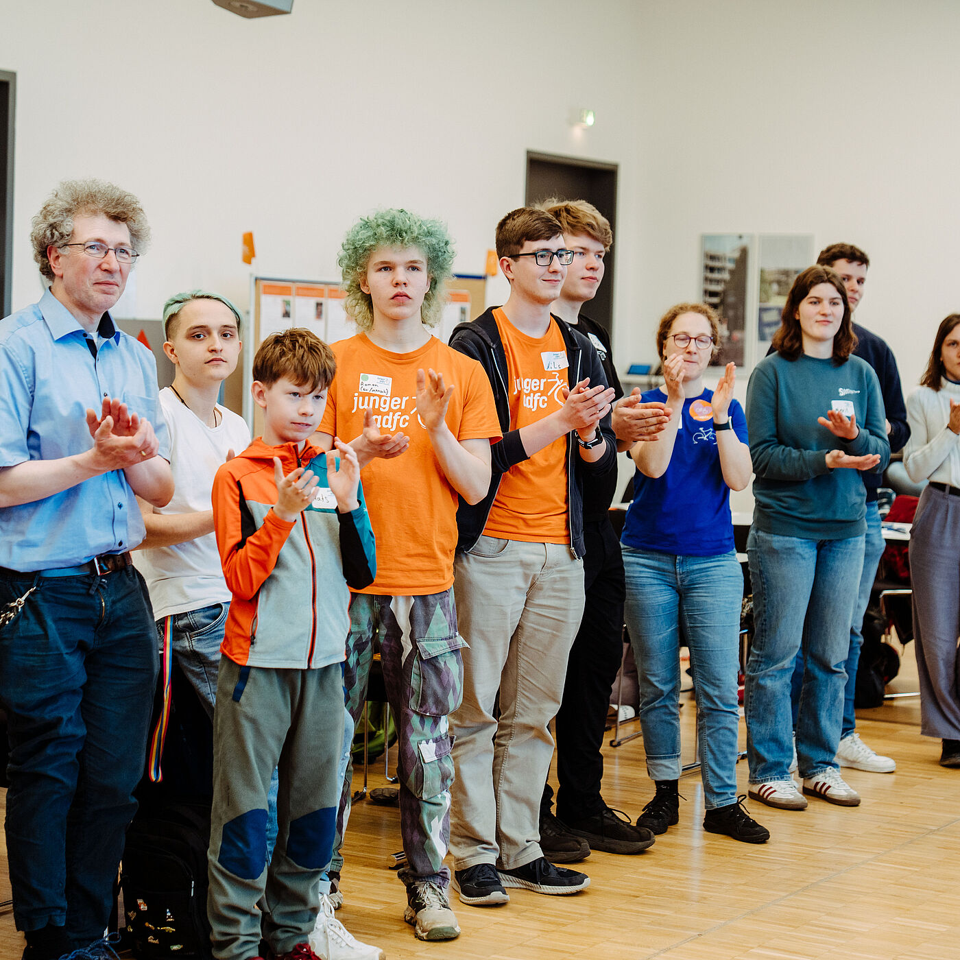 Zum Abschluss der Landesjugendversammlung 2026 werden ein paar Lockerungsübungen mit allen Teilnehmenden und einigen Begleitpersonen gemacht.