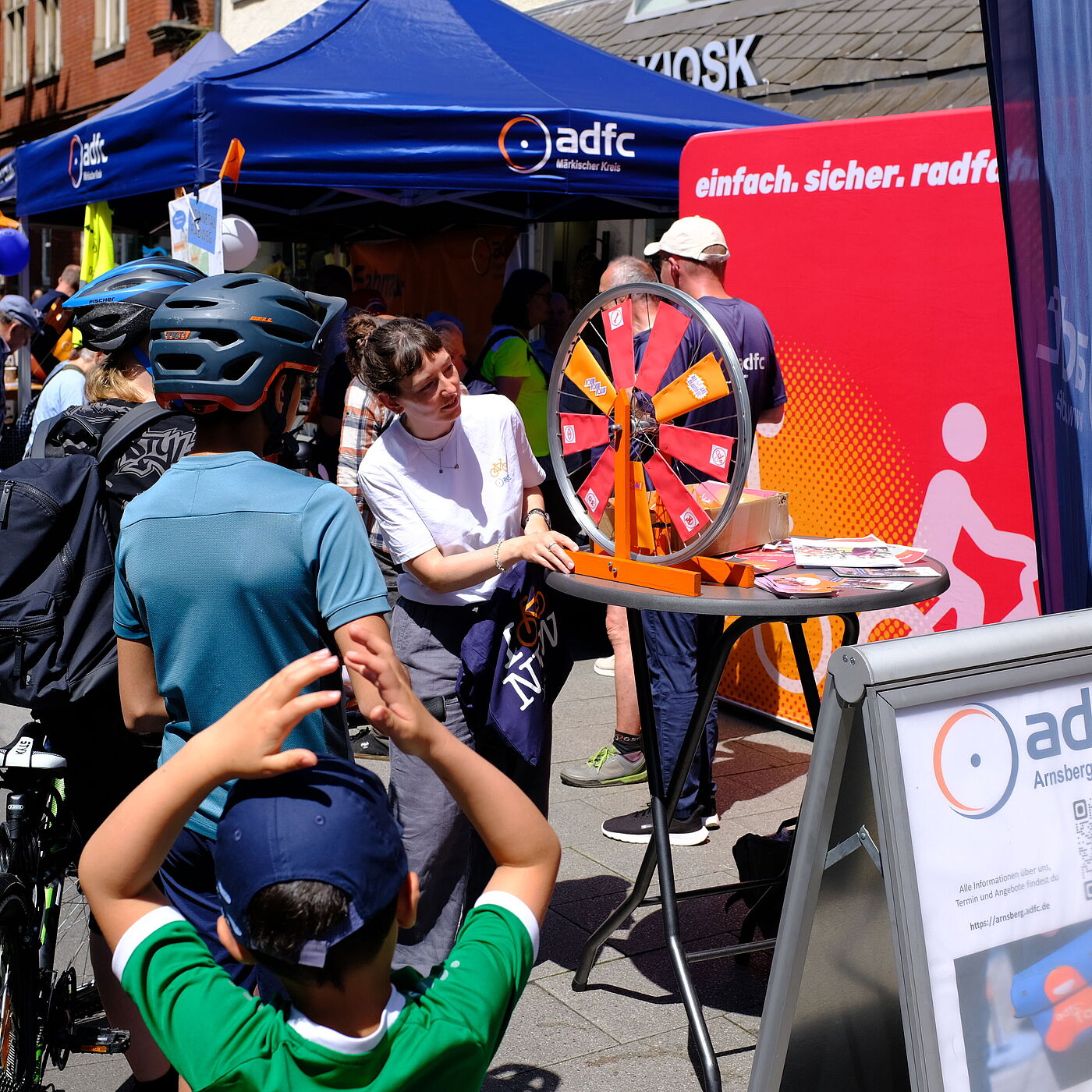 2026_05_30_SicherimStrassenverkehr_Arnsberg_ADFC-NRW einfach. sicher. radfahren. Kampagne des ADFC NRW für mehr Verkehrssicherheit. Der ADFC im Gespräch mit Eltern und Kindern. Eine Forderung des ADFC sind sichere Schulwege.
