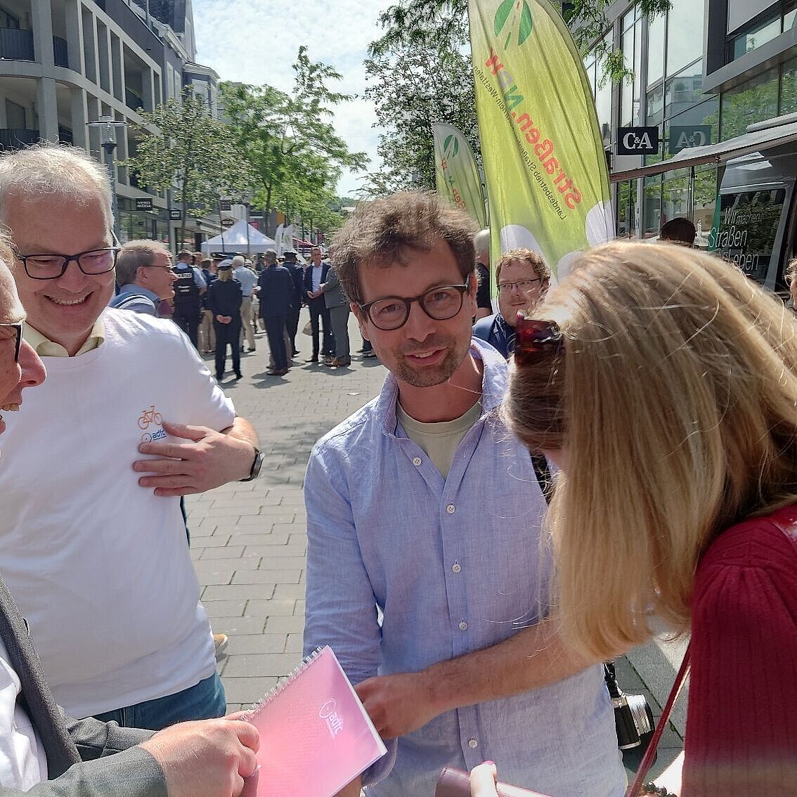 2026_05_30_SicherimStrassenverkehr_Arnsberg_ADFC-NRW Im Gespräch mit Verkehrsminister Oliver Krischer.