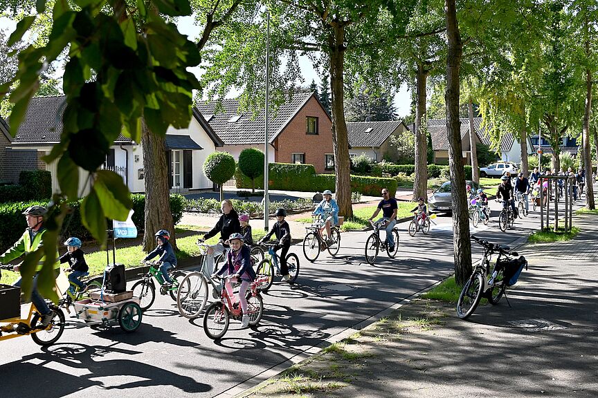Kidical Mass Kempen September 2023 Kinder und Erwachsene demonstrieren in Kempen gemeinsam für kinderfreundliche Straßen.