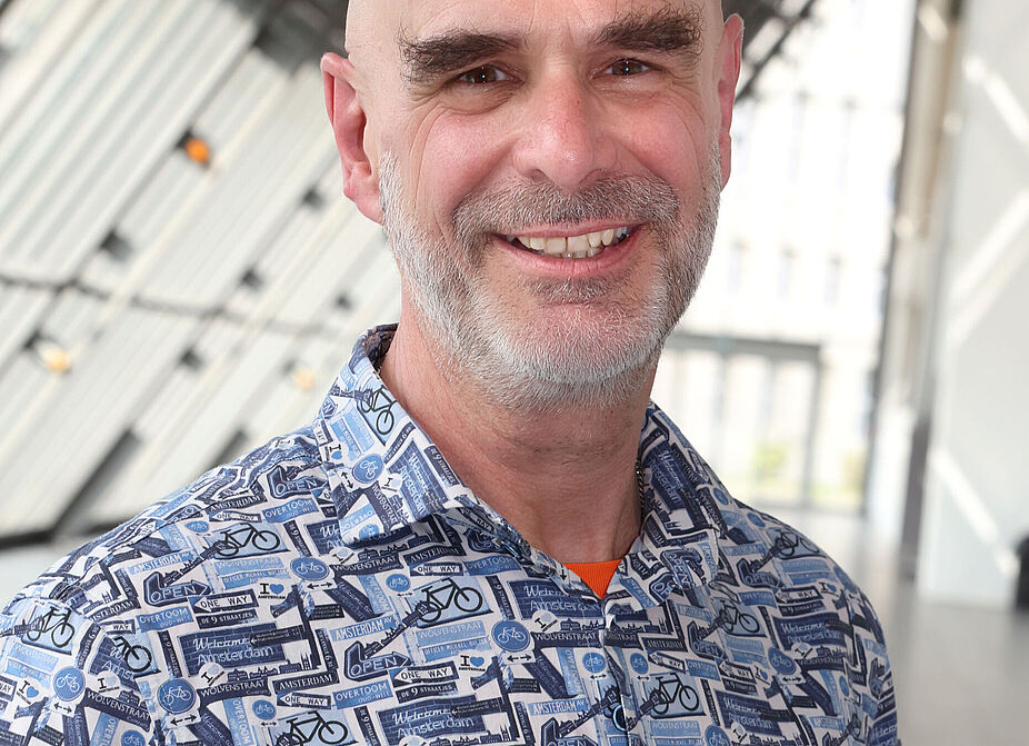 Axel Fell, Landesvorsitzender des ADFC NRW Axel Fell, Landesvorsitzender des ADFC NRW in einem gemusterten Hemd im Foyer des Landtags NRW in Düsseldorf