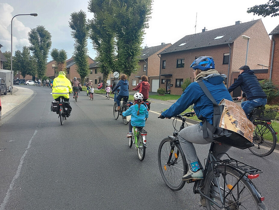 Kidical Mass Bedburg Kinder und Erwachsene radeln für sichere Radwege in Bedburg