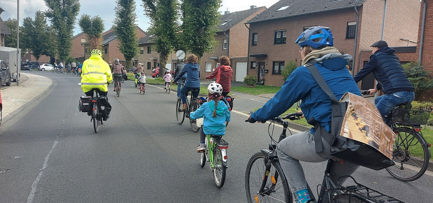 Kidical Mass Bedburg Kinder und Erwachsene radeln für sichere Radwege in Bedburg