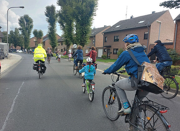 Kinder und Erwachsene radeln für sichere Radwege in Bedburg