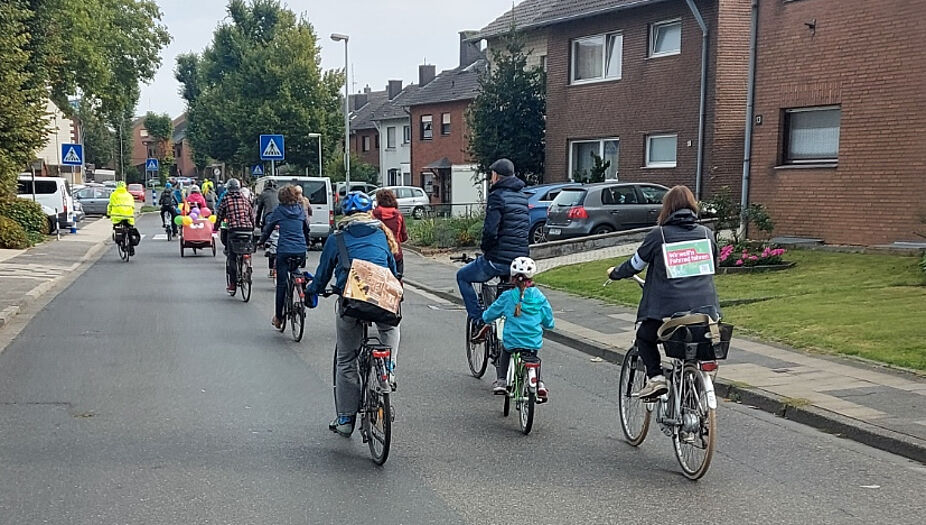 Kidical Mass Bedburg Kinder und Erwachsene auf dem Rad bei der Kidical Mass Bedburg