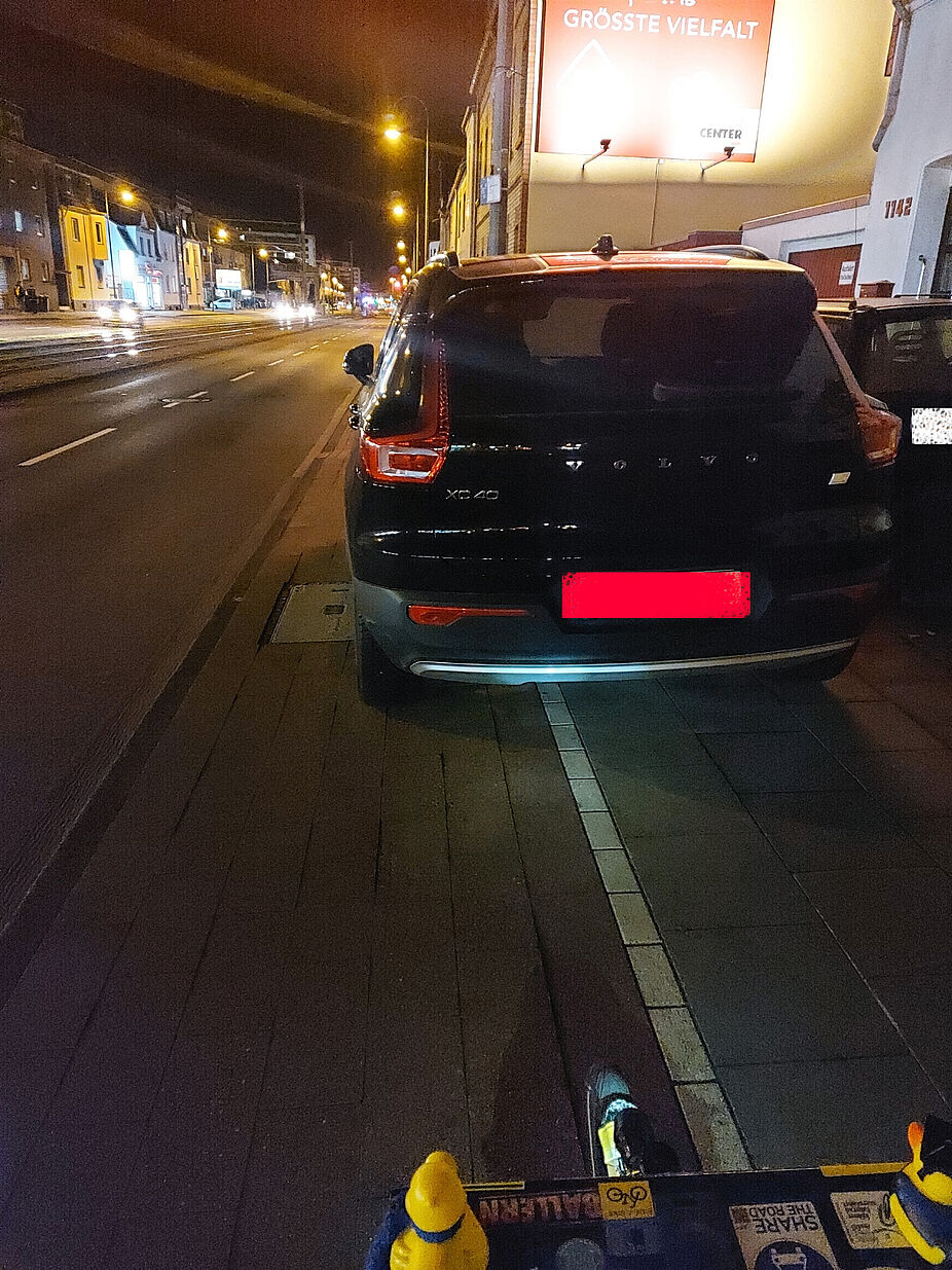 30.09.2022 Runter vom Radweg Köln Weiden Protziger E-Volvo-Suv blockiert Geh- und Radweg