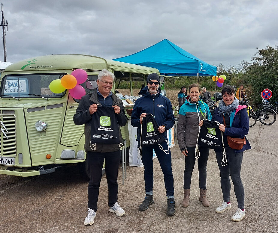 Pause am Stand des Naturpark Rheinland Auf der Streuobstwiesentour. v.l.n.r: Michael, Axel, Miriam (Naturpark Rheinland), Lucie