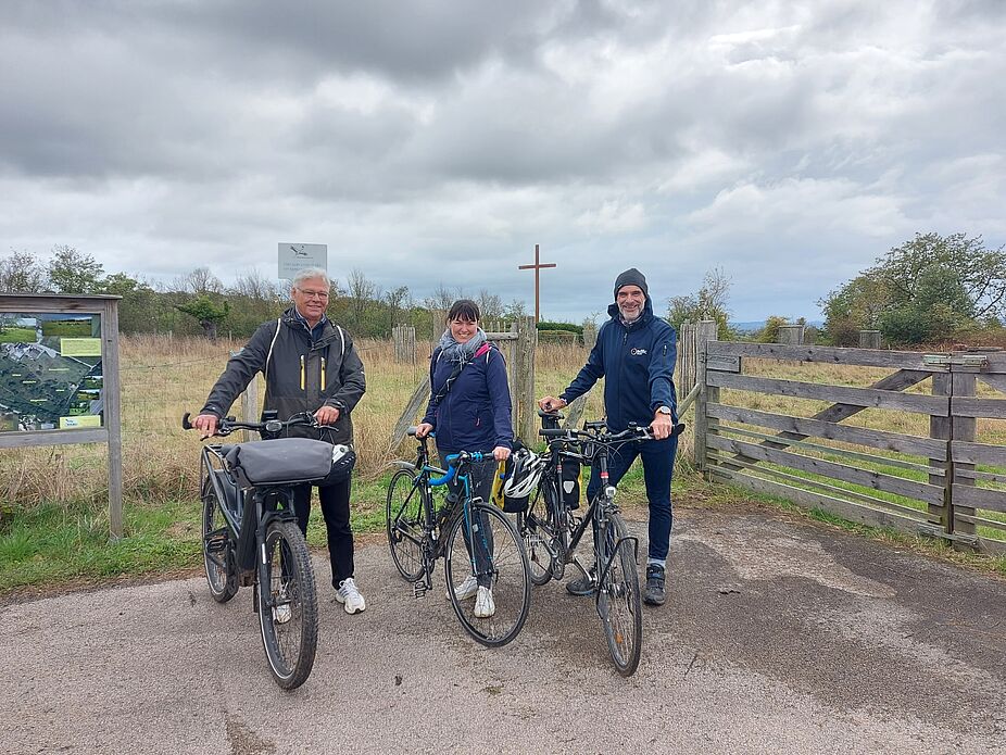 Auf der Streuobstwiesentour Die Teilnehmer*innen an der Streuobstwiesentour anlässlich des Aktionstages Streuobstwiesen; v.l.n.r.: Michael, Lucie, Axel