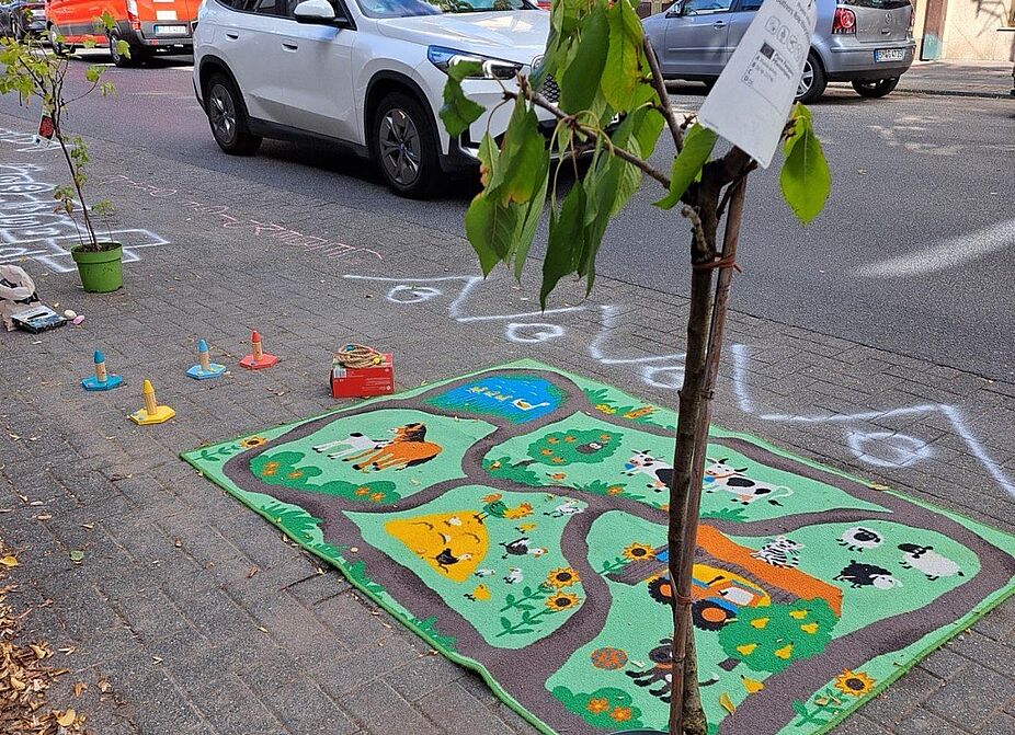 Parking Day Kerpen 2026 Grüner Teppich und Baum Parking Day Kerpen 2026 Grüner Teppich und Baum