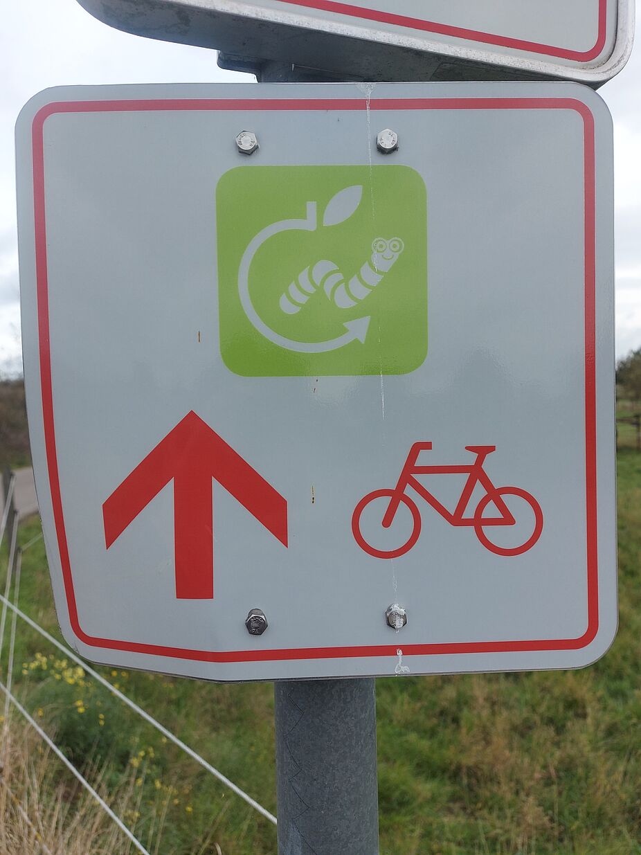 Wegweisung Streuobstwiese Wegweisung typisches Schild mit dem Apfel