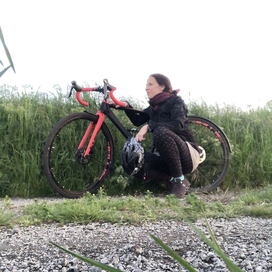 Marina Mück mit Rennrad Marina vor ihrem Rad