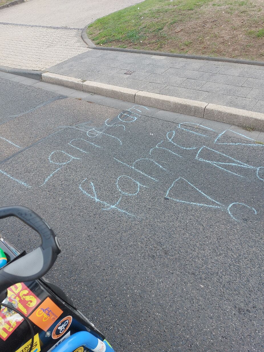 Hauptforderung: langsam Auto fahren! Hauptforderung: langsam Auto fahren!