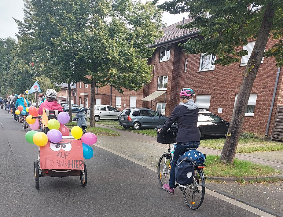 Kidical Mass Bedburg Bunt und laut demonstrieren Kinder und Erwachsene für sichere Radwege in Bedburg