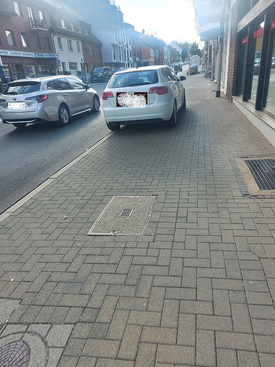 29.09.2022 Falschparker vor der Kreissparkasse in Königsdorf Falschparker vor der Kreissparkasse in Königsdorf