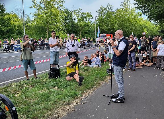 Axel Fell spricht bei der Mahnwache in Hürth 