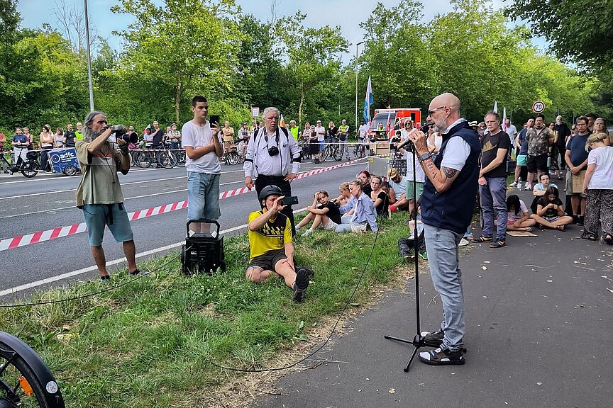 Axel Fell spricht bei der Mahnwache in Hürth Axel Fell spricht bei der Mahnwache in Hürth