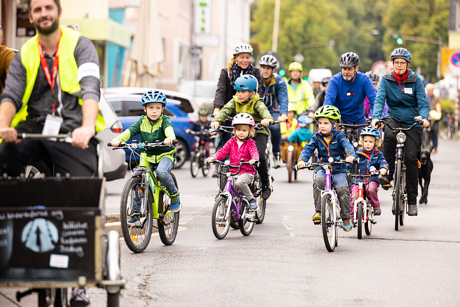 Kidical Mass Bedburg Klein und Groß radeln in Bedburg für sichere Radwege zu Schulen und Kitas